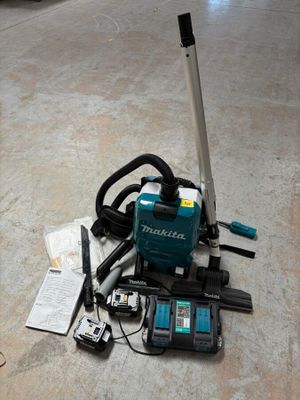 une photo montrant un tas d'outils par terre