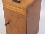 une petite boîte en bois munie d'un loquet métallique