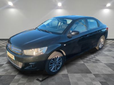 la photo d'une voiture noire garée dans un garage