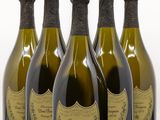 six bouteilles de champagne sont alignées sur une surface blanche
