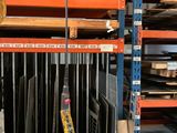un grand présentoir contenant de nombreux articles de toutes sortes