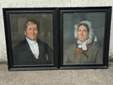 Deux portraits encadrés représentant un homme et une femme sont posés l'un à côté de l'autre