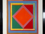 une image représentant un tableau représentant un carré orné d'un motif rouge, orange, vert et bleu
