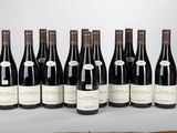 six bouteilles de vin sont alignées sur une table