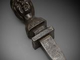 un couteau surmonté d'une statuette