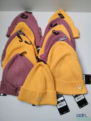 six paires de bonnets tricotés jaunes et violets, munis d'étiquettes