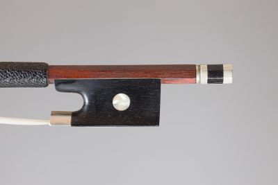 Archet de violon de MORIZOT Frères, fait vers 1950, en bois …