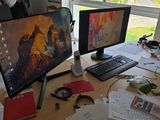 un bureau équipé de deux écrans et d'un clavier
