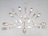 un grand nombre de cuillères et de fourchettes en argent disposées en cercle