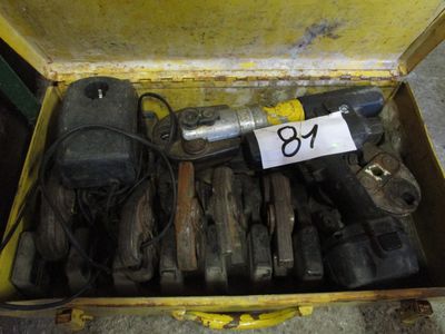 une boîte remplie d'outils posés sur le sol