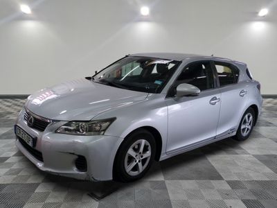 la photo d'une voiture argentée garée dans un garage