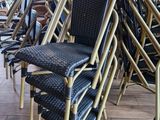 un grand nombre de chaises dans une pièce