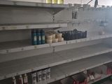 de nombreuses étagères vides dans un magasin, posées à même le sol