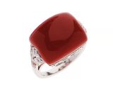 Gros plan sur une bague ornée d'une pierre rouge