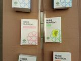 boîtes de produits alimentaires halal et produits alimentaires halal exposés dans un magasin