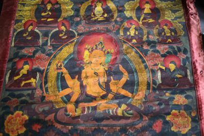 une photo d'un tableau représentant un Bouddha accroché au mur