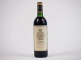 une bouteille de vin posée sur une table