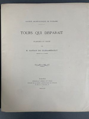 gros plan d'un livre sur une table avec un fond noir