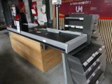 une photo d'un comptoir de magasin sur lequel se trouve une imprimante