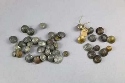 quelques pièces de monnaie sont posées sur une table, à côté d'une paire de boucles d'oreilles
