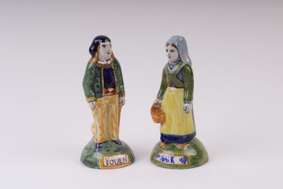 paire de figurines en céramique représentant une femme et un homme avec un panier