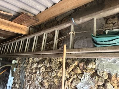 une échelle fixée sur le mur d'un immeuble