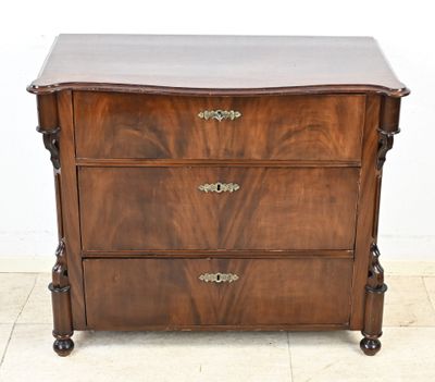 une photo d'une commode en bois à trois tiroirs montée sur roulettes