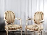 paire de chaises anciennes avec coussins rembourrés