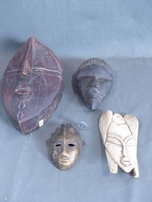 AFRIQUE - Ensemble de 4 masques, un en bronze, un en os, et …