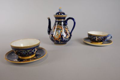 trois tasses et une théière posées sur une table