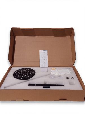 une boîte en carton contenant une brosse à cheveux, un peigne et d'autres objets