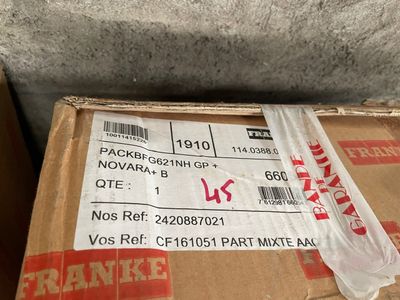 une boîte sur laquelle est posé un colis, posée par terre