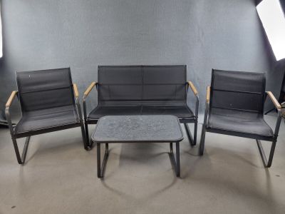 trois chaises et une table dans un studio photo