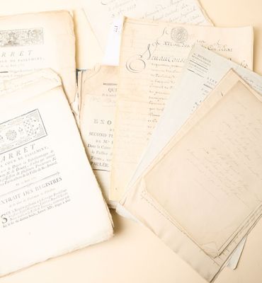 beaucoup de vieux papiers qui traînent sur une table