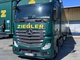 un camion vert garé sur un parking