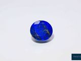une pierre de lapis-lazuli bleue sur un fond blanc