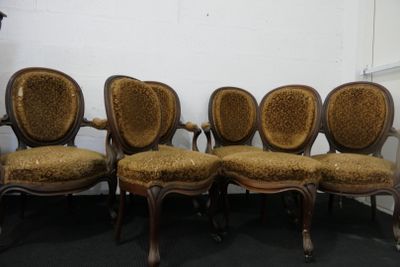 six chaises anciennes avec des assises rembourrées dans une pièce