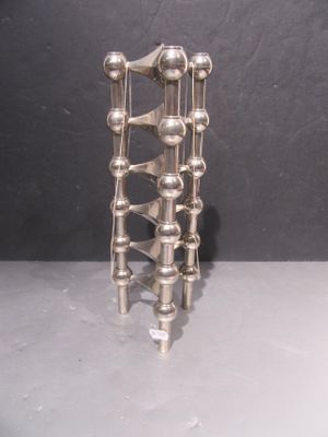 un vase en argent posé sur une table