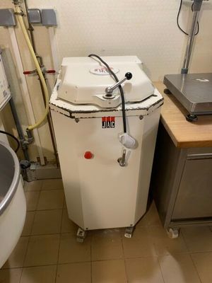 une petite salle de bains équipée d'un lavabo et de toilettes