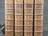 quatre vieux livres sont empilés les uns sur les autres sur une table