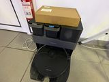 une boîte posée sur les toilettes dans une pièce