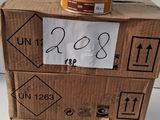 un pot de peinture posé sur une boîte en carton