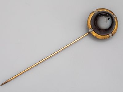 Epingle de cravate en or jaune 750°/°° (18K), sertie d'un gr…