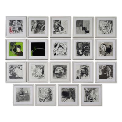 il y a beaucoup de photos accrochées au mur de cette pièce