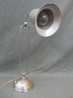 Lampe de bureau articulée en métal chromé. (photo 3)