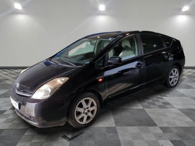 une photo d'une Toyota Prius noire garée dans un garage