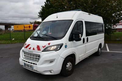 une camionnette blanche garée dans un parking