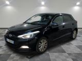 La voiture noire est garée sur un sol en carrelage à damier.