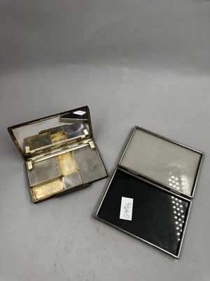 deux miroirs de poche argentés et dorés posés sur une surface blanche