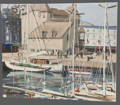 un tableau représentant des bateaux amarrés dans un port, avec des bâtiments en arrière-plan